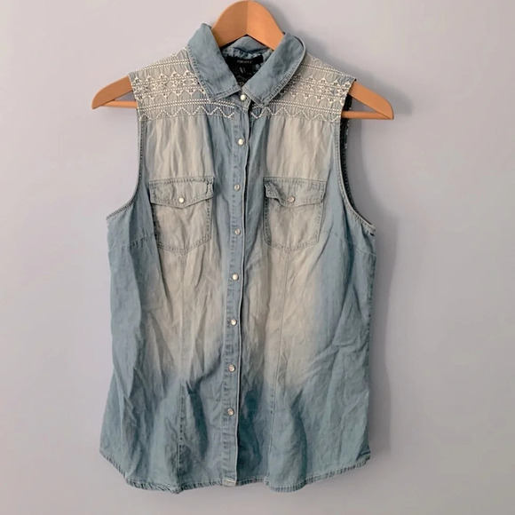 Forever 21 size large sleeveless pearl snap Embroidered chambray collared shirt - Picture 1 of 7
